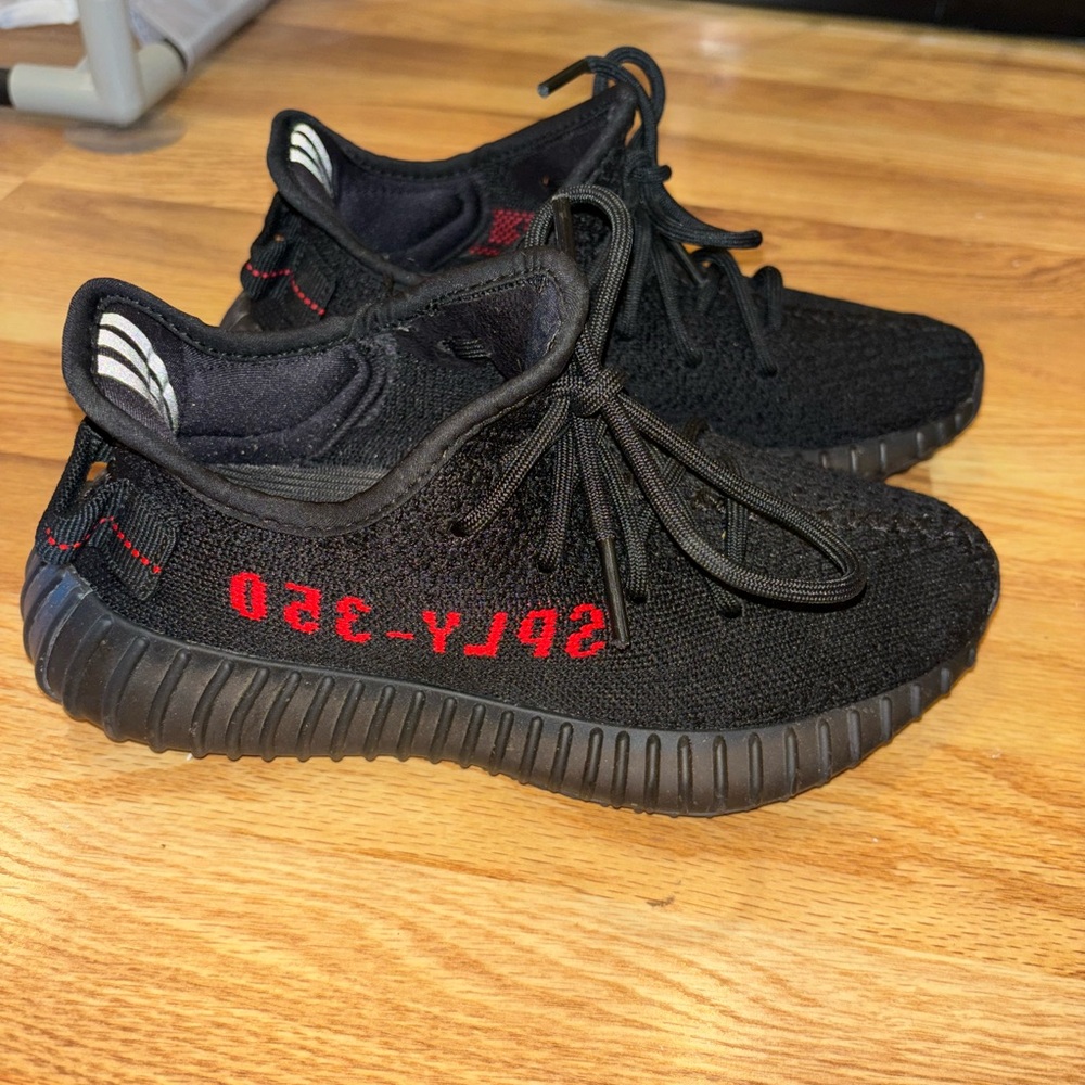 Black YEEZY sneakers perfect condition worn once